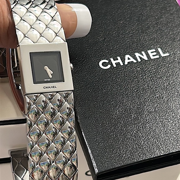 Pristine Chanel Matelasse Watch w/original box,case,certificate of authenticity - Picture 5 of 16
